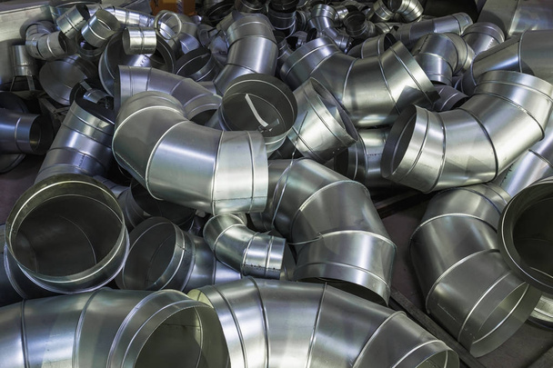 Üretim sırasında paslanmaz çelik endüstriyel havalandırma sistemi için tamamlanmamış parçalar. Metal borular, endüstriyel soyut arkaplan - Fotoğraf, Görsel