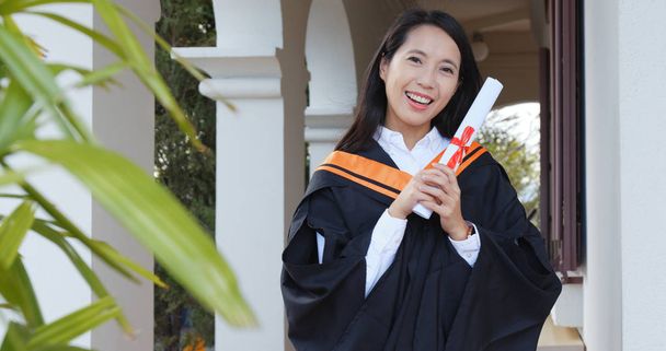 Boldog asszony diplomát kap  - Fotó, kép