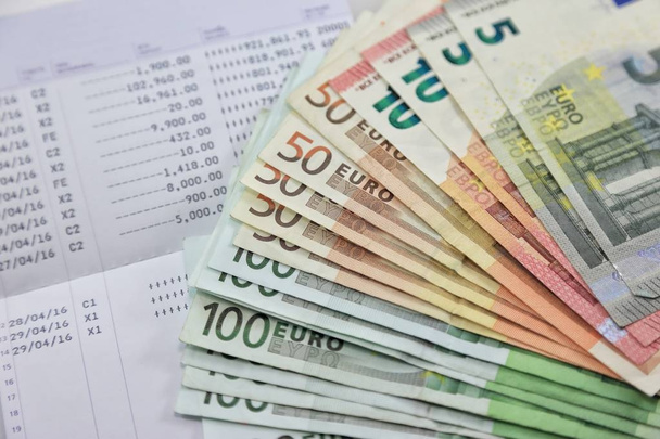 Багато банкнот євро та банківських рахунків показують багато транзакцій. концепція та ідея економії грошей, інвестицій, відсотків, банківського кредиту, інфляції, витрат
 - Фото, зображення