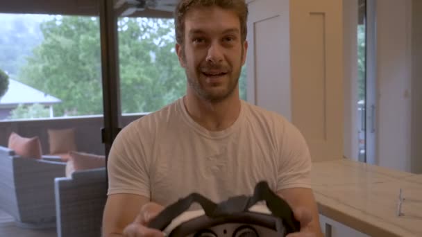 Joven hombre guapo poniendo casco de realidad virtual en el espectador - POV
 - Imágenes, Vídeo