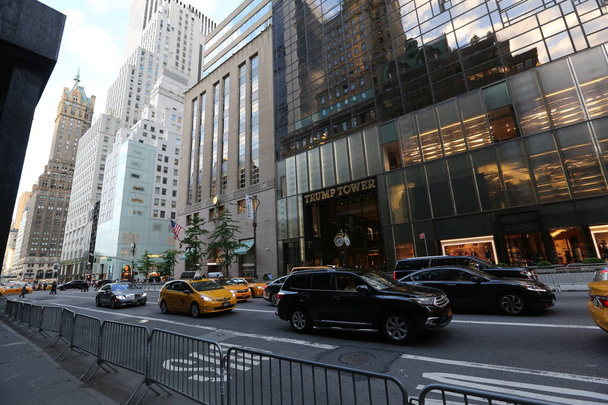 Trump tower and traffic in New York - Фото, зображення