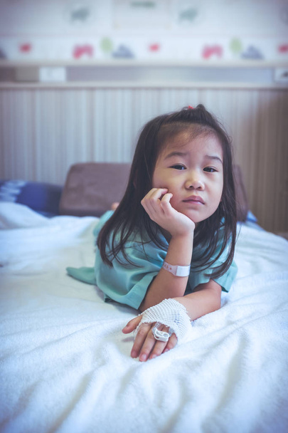 Enfermedad niño asiático ingresado en el hospital. Un tono vintage. Historias de salud
. - Foto, imagen