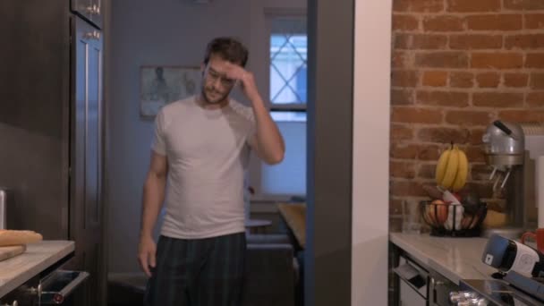 Man starting his morning with a VR experience putting on the headset - Materiał filmowy, wideo