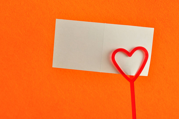 Dia dos Namorados. Um suporte de nota com um coração vermelho com uma nota
 - Foto, Imagem
