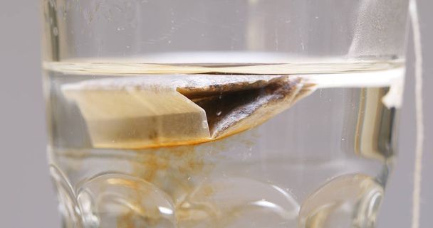 Τσάι τσάντα εμβάπτιση σε ζεστό νερό  - Φωτογραφία, εικόνα