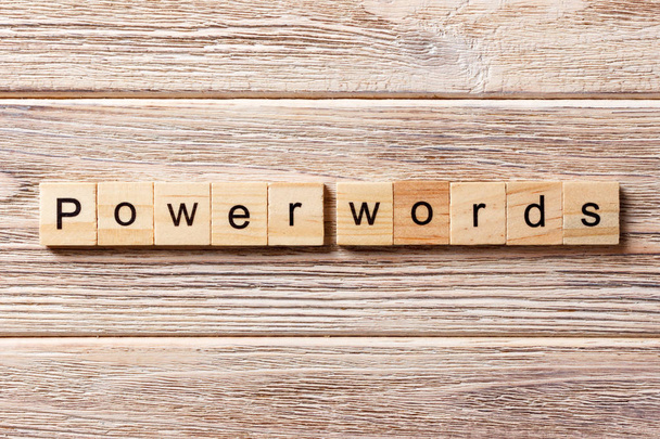 PAROLE DI POTERE parola scritta su blocco di legno. POWER WORDS testo sul tavolo, concetto - Foto, immagini