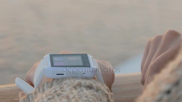 femme utilisant la montre intelligente portable
 - Séquence, vidéo