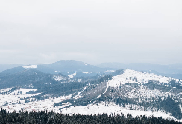 Gyönyörű téli táj havas hegyekkel - Fotó, kép