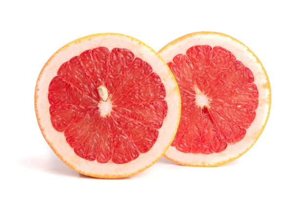 Grapefruitové řezy izolovaných na bílém pozadí detail - Fotografie, Obrázek