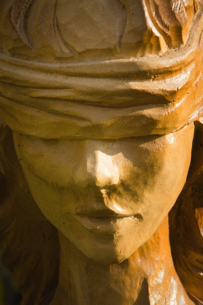 Drewniana statua Idol. - Zdjęcie, obraz