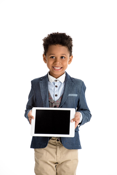 sorrindo criança afro-americana mostrando tablet isolado em branco
 - Foto, Imagem