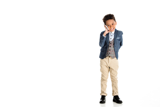 lachende Afro-Amerikaanse jongen praten door de smartphone op wit - Foto, afbeelding