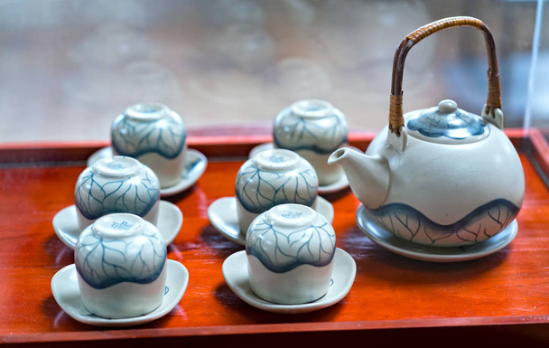 Набір чайників і стара чашка чаю на столі виставляються як стара колекція меблів. Це залишки феодального чайного мистецтва
 - Фото, зображення