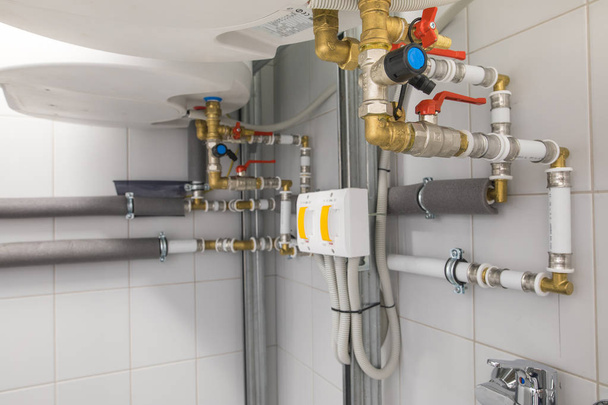 Boiler für Warmwasserbereitung, Rohrleitungssystem - Foto, Bild