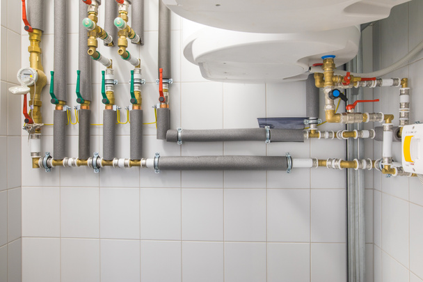 caldera para calefacción de agua, sistema de tuberías
  - Foto, Imagen