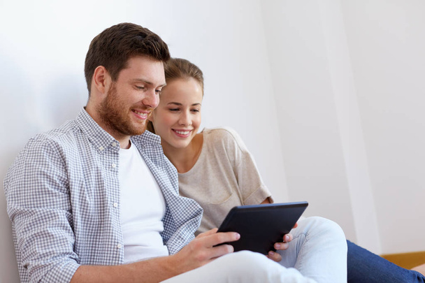 happy couple with tablet pc computer - Фото, изображение