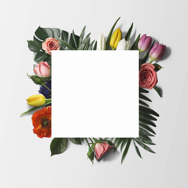 carte de papier avec des fleurs vives et des feuilles tropicales isolées sur fond blanc
 - Photo, image