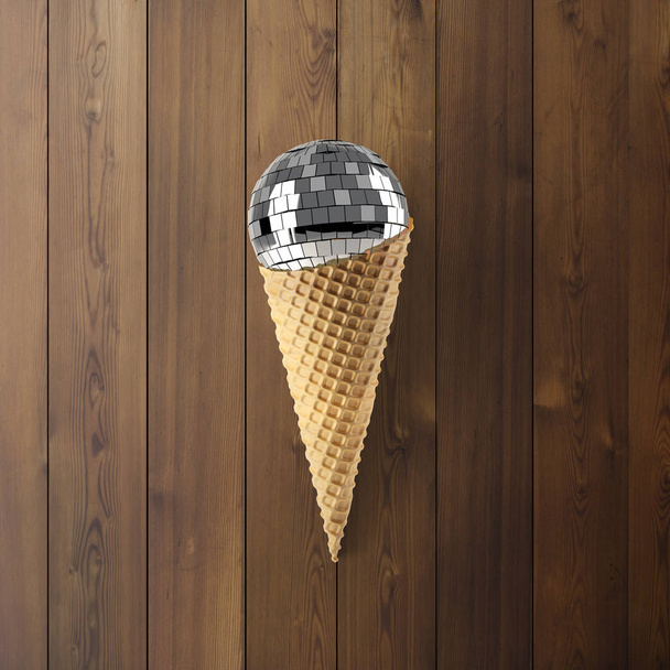 cone de waffle com bola de discoteca no fundo de madeira, conceito de comida de festa
 - Foto, Imagem