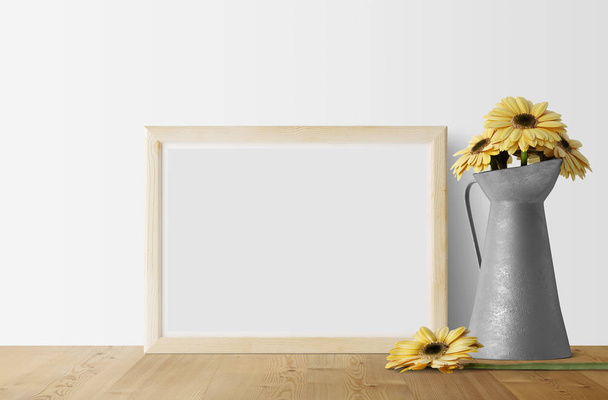 moldura de foto vazia com margaridas amarelas em jarro de jardim de metal
  - Foto, Imagem