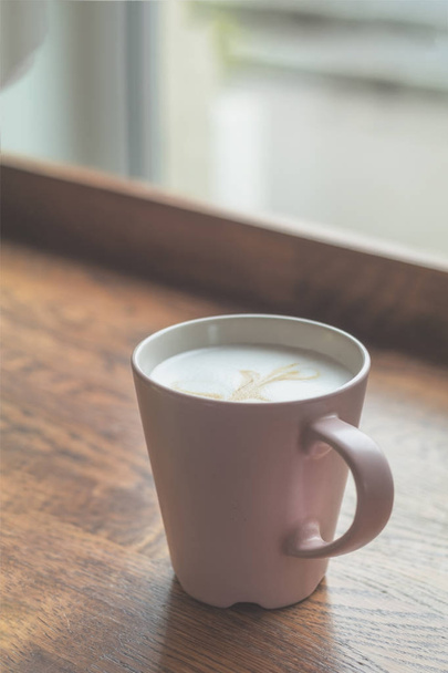 Filiżankę kawy latte na drewno bar - Zdjęcie, obraz