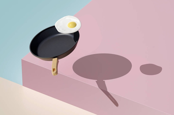 Γεωμετρία χρώμα φόντου woth τηγάνι και αυγό, έννοια των τροφίμων - Φωτογραφία, εικόνα