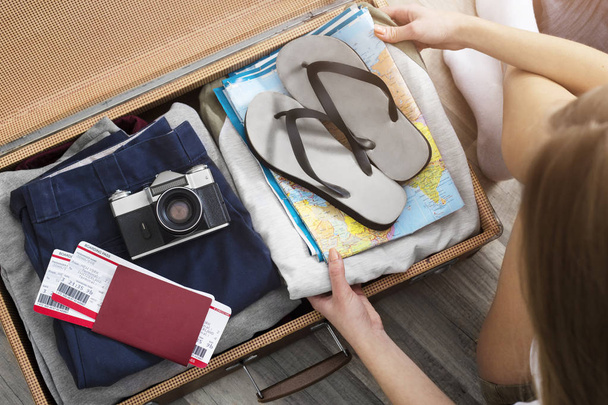 上面に座っていた若い女性の旅行バッグ、旅行のコンセプト - 写真・画像
