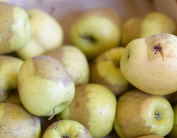 Apfel mit geringer Schärfentiefe auf dem Markt - Foto, Bild