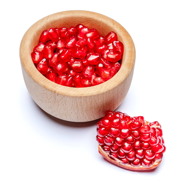 Pomegranate seeds in wooden bowl close-up - Foto, Bild
