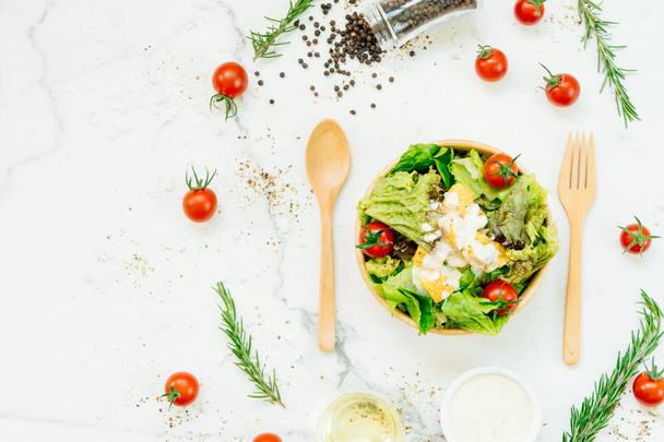 A Cézár-saláta, fából készült tál tiszta és egészséges élelmiszer-stílusban - Fotó, kép