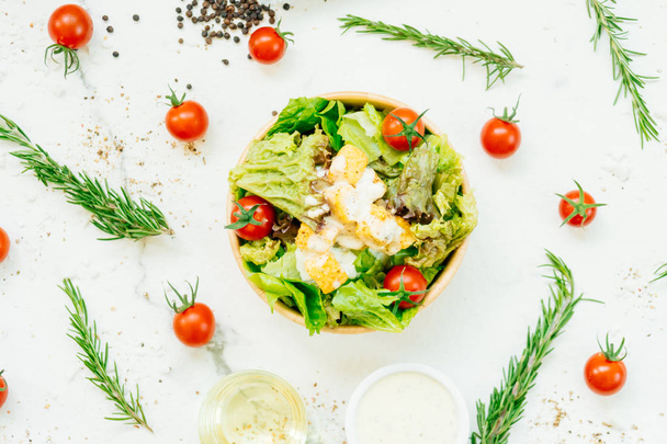 Schoon en gezond voedsel stijl met Caesar salade in houten kom - Foto, afbeelding