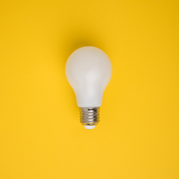 bakış beyaz ışık ampul sarı izole kapatmak - Fotoğraf, Görsel