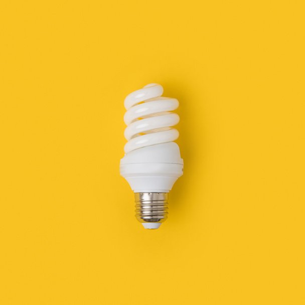 vue rapprochée de l'ampoule blanche isolée sur jaune
 - Photo, image