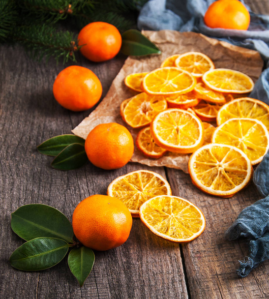 Gedroogde sinaasappelen en vers mandarijnen - Foto, afbeelding
