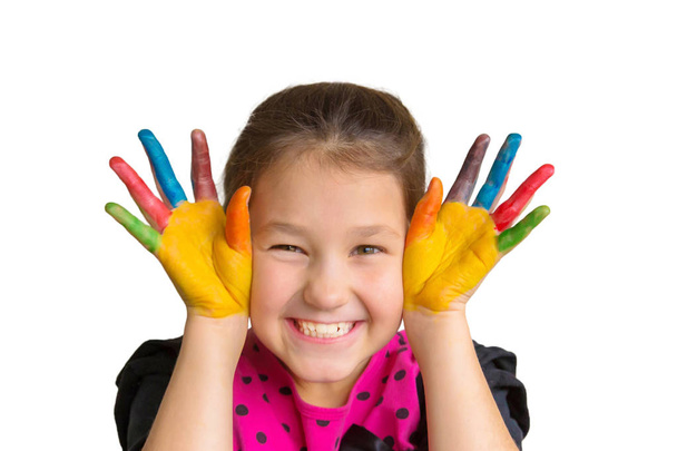 Παιδί με πολύχρωμα ζωγραφισμένα παλάμες και τα χέρια με χρώμα χρώματα.  - Φωτογραφία, εικόνα