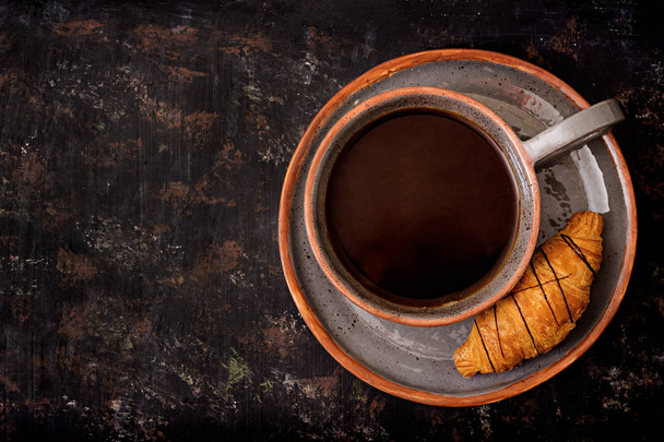 香り豊かなコーヒーとクロワッサンのカップ。朝の朝食。フラットが横たわっていた。トップ ビュー - 写真・画像