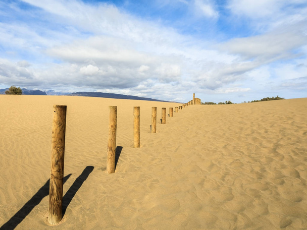 Пісок дюн Маспаломас, невеликий пустелі на Гран-Канарія. Пісок і небо і дерев'яний паркан, маркування забороненого простору птах природи заповідника ла Charca. - Фото, зображення