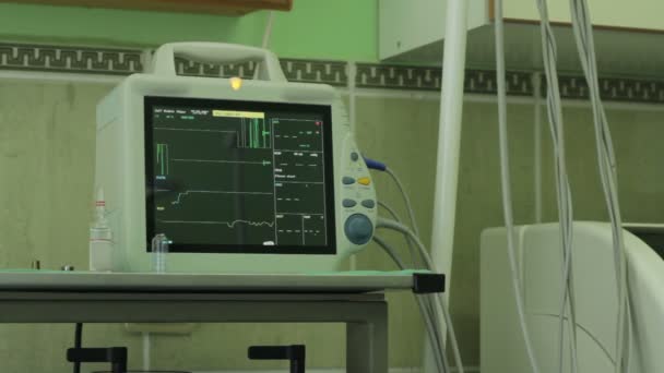 Máquina de electrocardiograma en la clínica veterinaria durante la cirugía, monitorear el estado del paciente en quirófano, latidos cardíacos en pantalla, frecuencia cardíaca, presión arterial
. - Metraje, vídeo