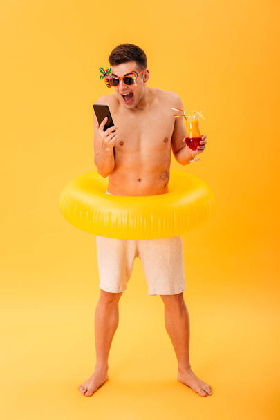 Full-length image of Angry naked man in shorts and sunglasses - Foto, Imagem