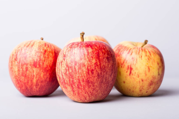 manzanas sobre un fondo de madera blanca, imagen de estudio
 - Foto, imagen