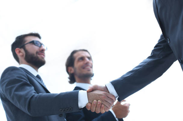 Immagine ritagliata di uomini d'affari che si stringono la mano
 - Foto, immagini