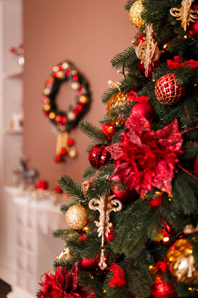 Детали праздничного интерьера с рождественскими игрушками и подарками
 - Фото, изображение