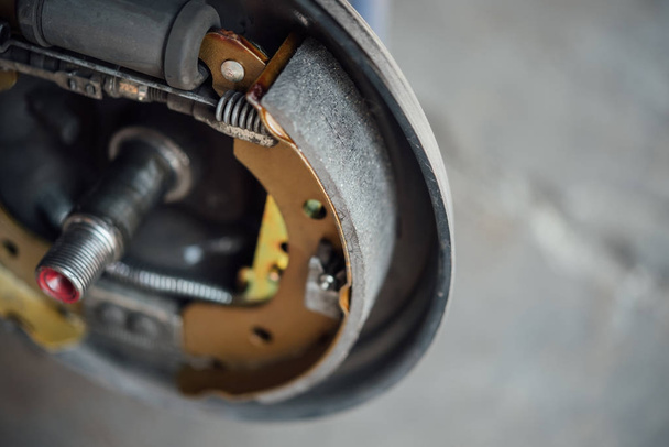 Travão de tambor e almofadas de freio de amianto na garagem do carro
 - Foto, Imagem