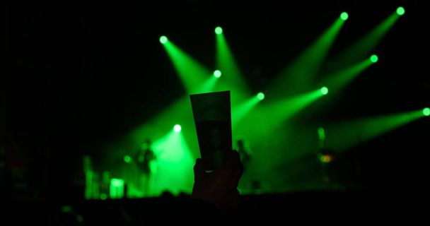 ένα ποτήρι αλκοόλ σε μια ντισκοτέκ - Φωτογραφία, εικόνα