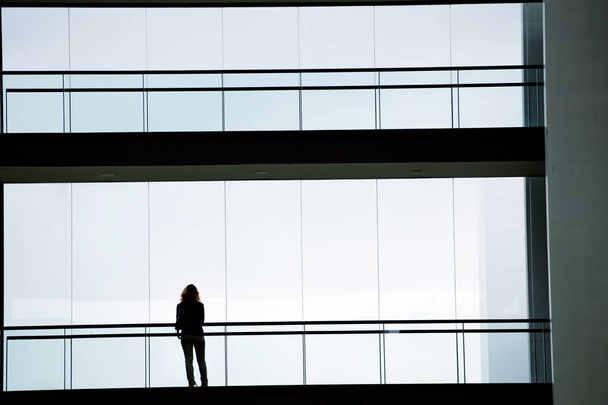 mujer de negocios en un moderno edificio de oficinas interior
 - Foto, Imagen