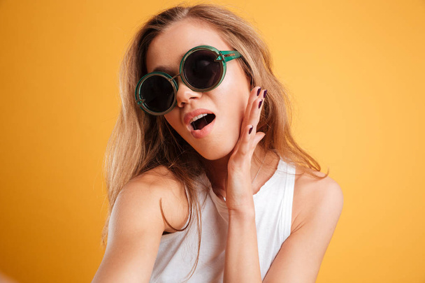 Portrait of a young girl in sunglasses taking a selfie - Foto, Imagem