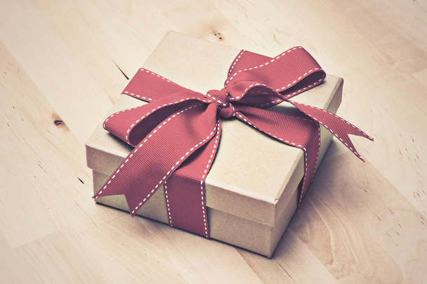 подарочная коробка с красной лентой - Фото, изображение