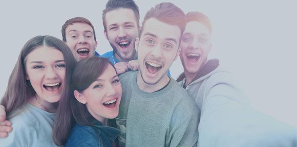Groupe de jeunes adolescents heureux prenant selfie photo isolé sur fond blanc
 - Photo, image