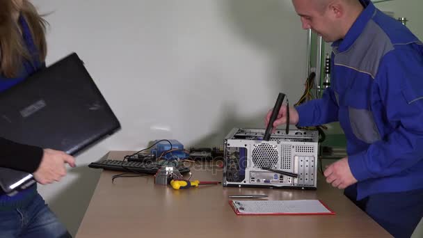 Mulher cliente trazer laptop para homem especialista em computadores para atualização de hardware
 - Filmagem, Vídeo