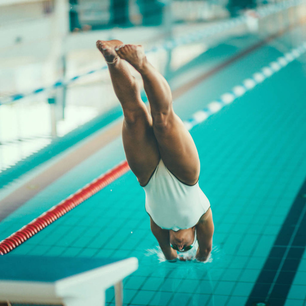 Kobieta pływak juping w do basenu - Zdjęcie, obraz