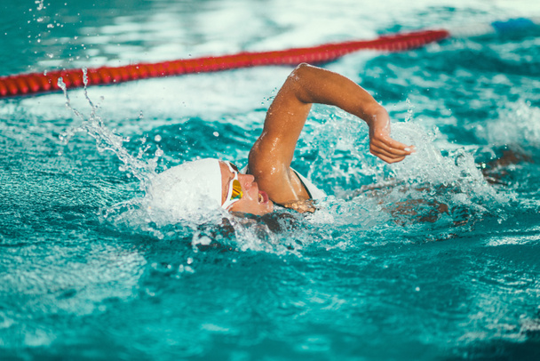 Kobieta pływaczka na treningu w basenie. Front crawl styl pływania - Zdjęcie, obraz